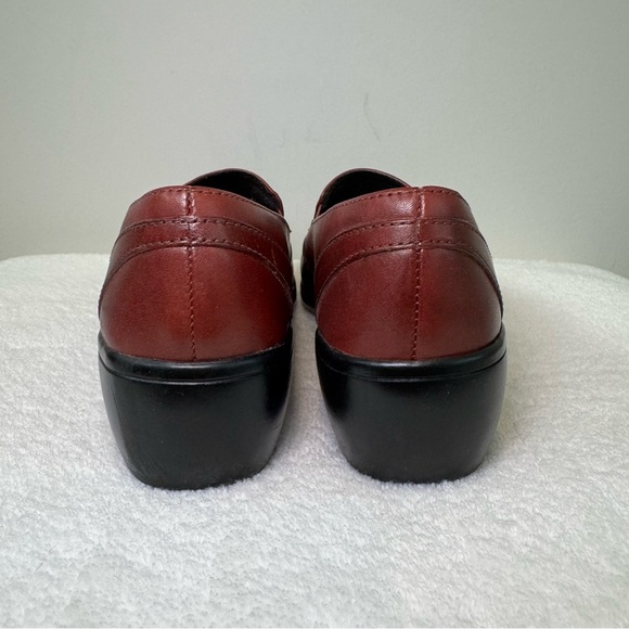 Clarks Womens size 7.5 Burgundy Leather Slip-On Casual Wedge‎ Loafers - Picture 4 of 8